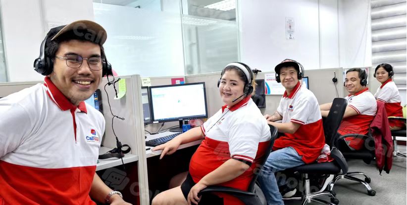 Callnovo bilingual support agents at work wearing headsets in a customer support operations center