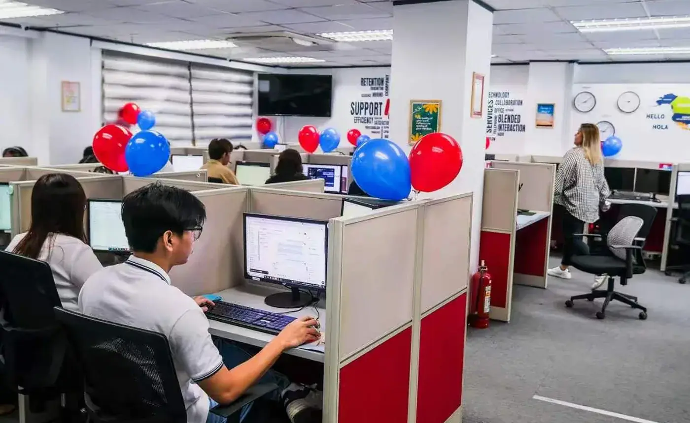 Callnovo support operations floor with agents working at customer service workstations