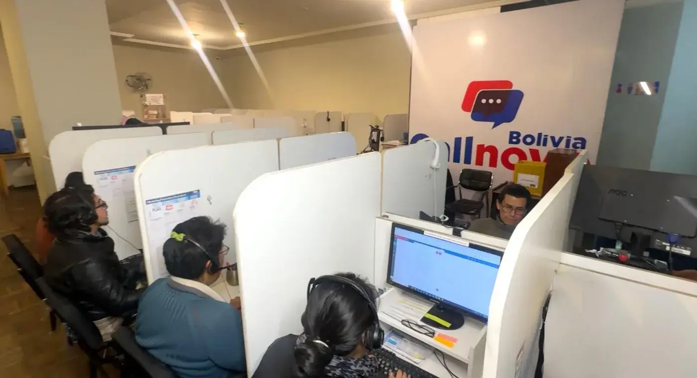 Callnovo support agents working in a multilingual contact center environment
